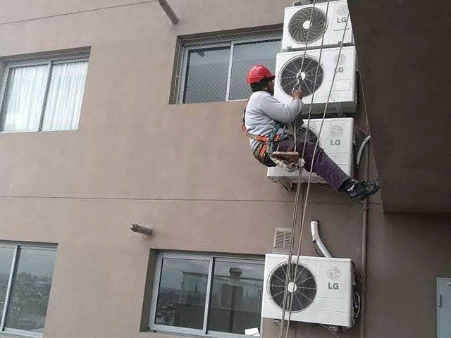 Instalación de aire acondicionado, trabajos en alturas